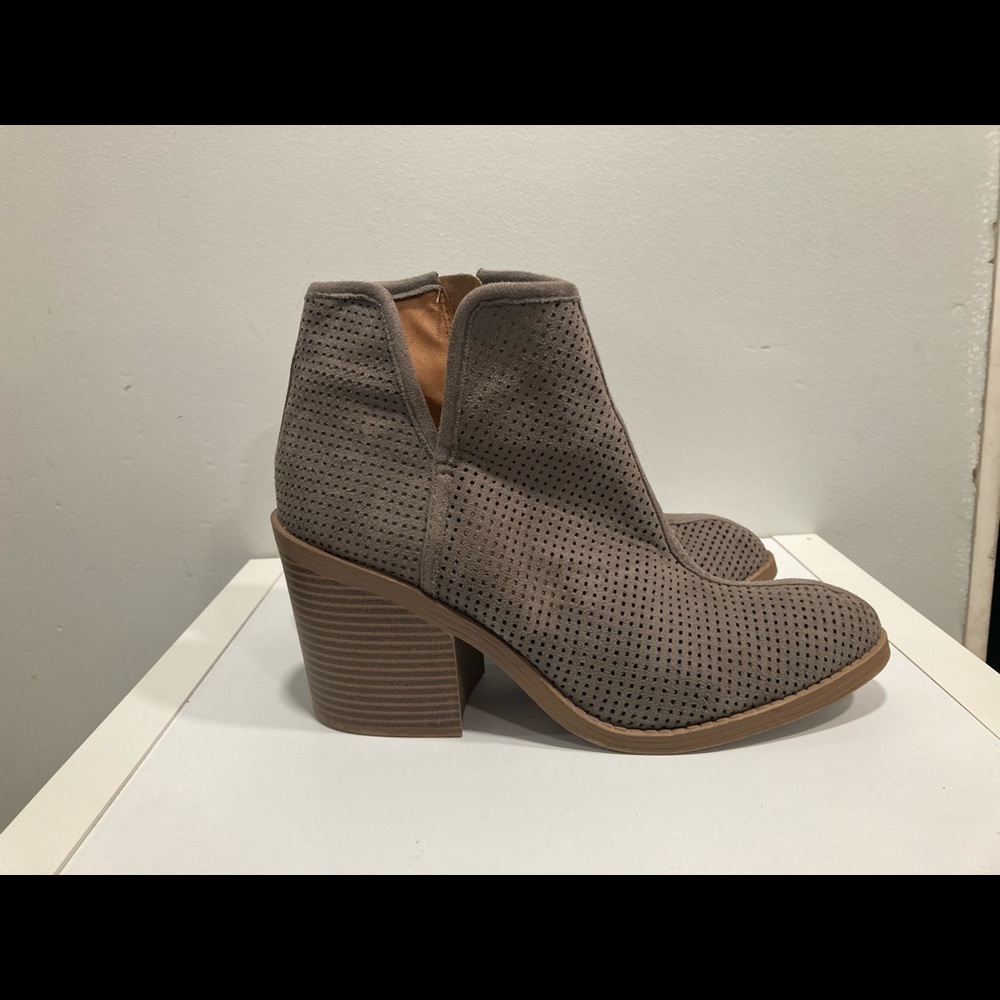 Coconuts by Matisse Taupe Brown Bootie size 10